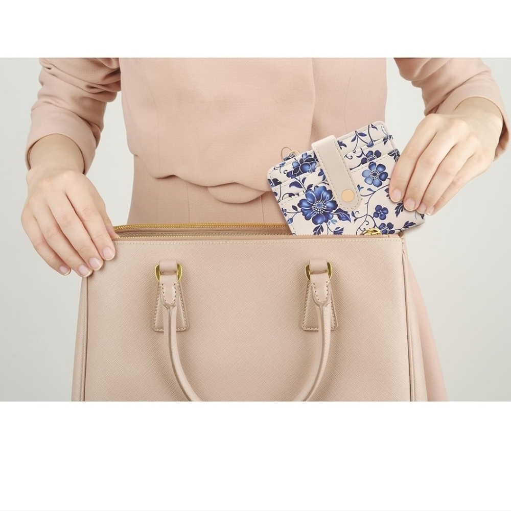 Floral Blue and Cream Wallet - Picture 6 of 6